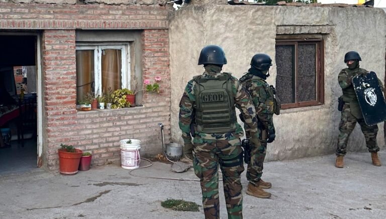 Discutió con su vecino, sacó un arma y disparó 9 veces contra la casa  