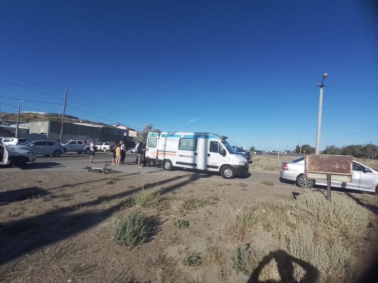 Ciclista lesionado al impactar con un automóvil