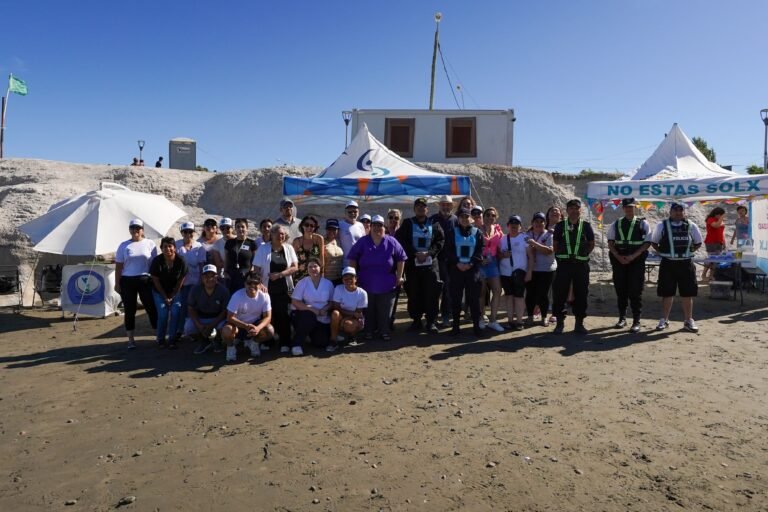 El Municipio entregó protectores solares a los Guardavidas y destacó el trabajo de sus integrantes