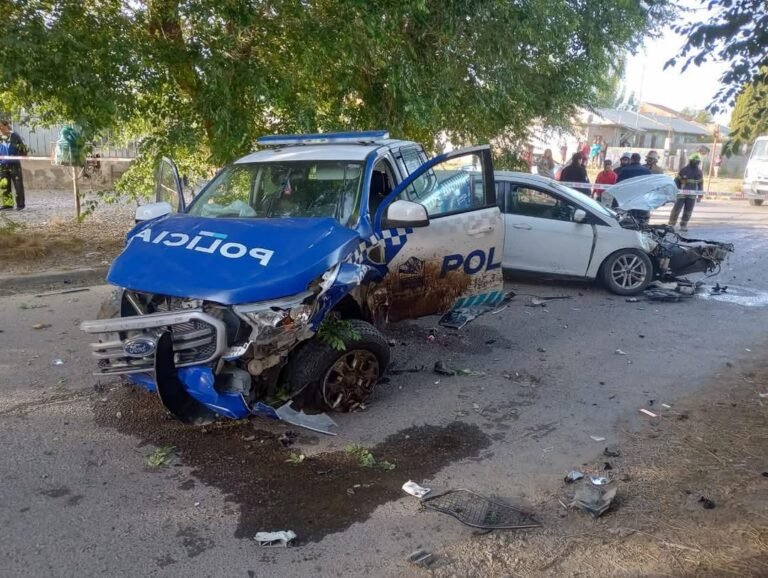 Un patrullero se dirigía de urgencia y chocó contra un auto