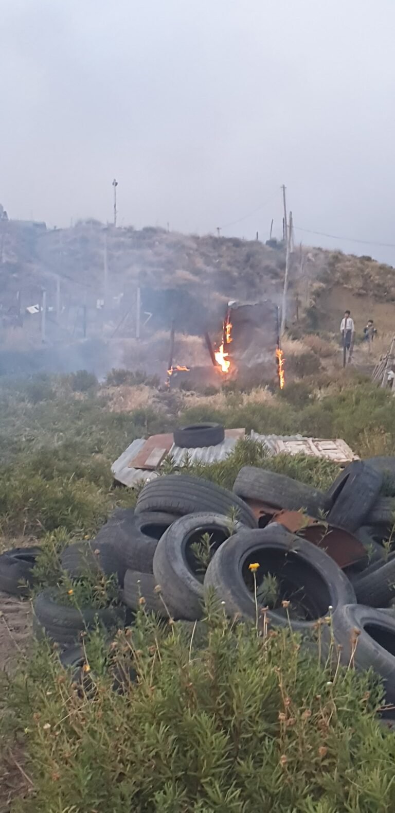 El fuego consumió una precaria vivienda de un asentamiento ilegal
