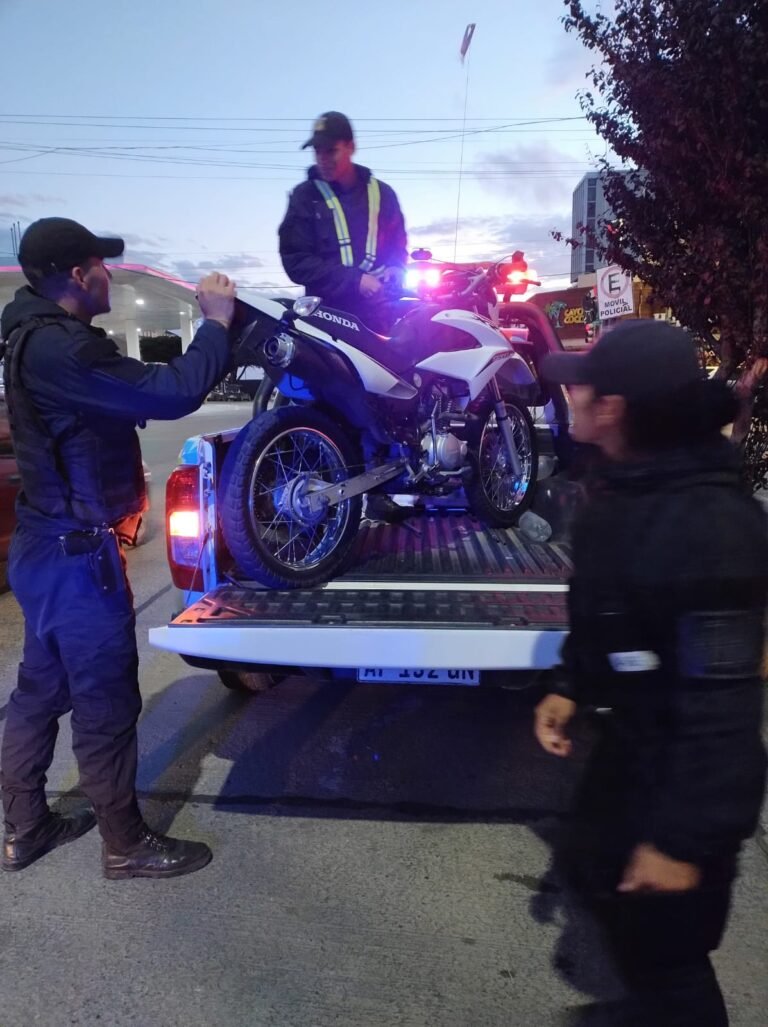 Cruzó un semáforo en rojo, circulaba sin documentación y se quedó sin la motocicleta