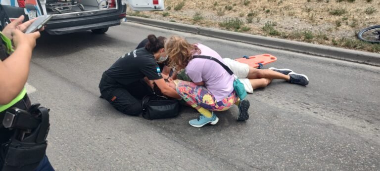 Quedó semi inconsciente al caer y golpear su cabeza con el cordón