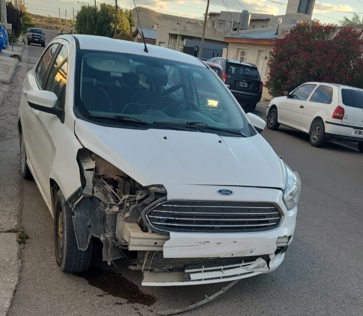 Iba en su moto, un auto lo chocó y terminó con el tobillo fracturado