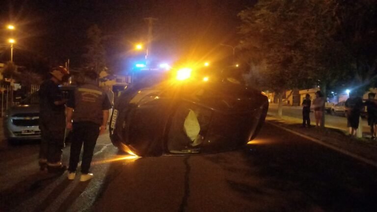 Volcó y chocó a dos vehículos estacionados