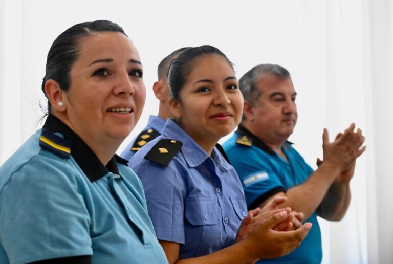 Reconocen a dos funcionarias policiales que le salvaron la vida a un bebé 