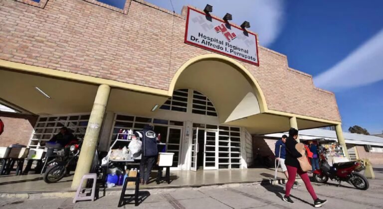 Un hombre se atragantó con un pedazo de carne durante la cena de Año Nuevo y murió
