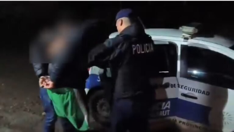 Un hombre ebrio y con pedido de captura intentó pelear con policías