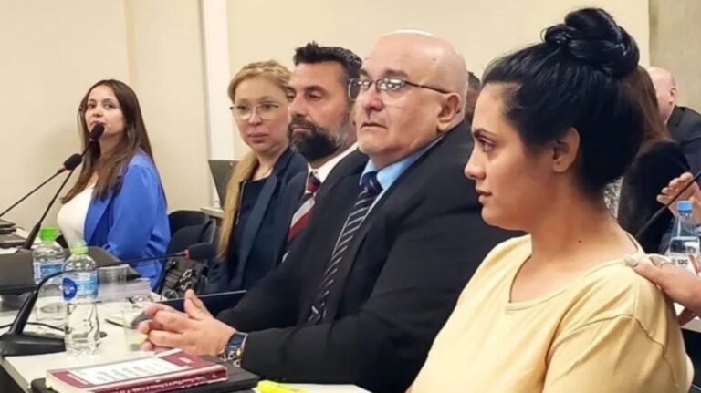 Comenzó el juicio por la muerte de cinco bebés: el llanto de la enfermera acusada