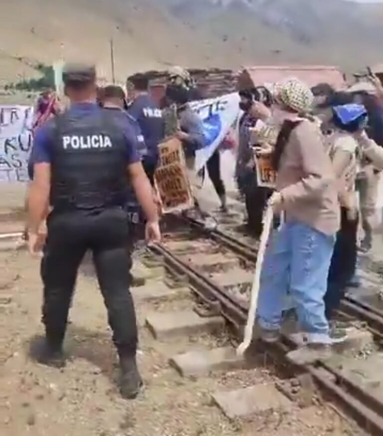 Manifestantes demoraron el regreso de La Trochita en rechazo al desalojo del Parque Los Alerces
