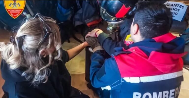 Insólito: le quedó atascado el dedo en el botón del inodoro y tuvieron que socorrerla los bomberos
