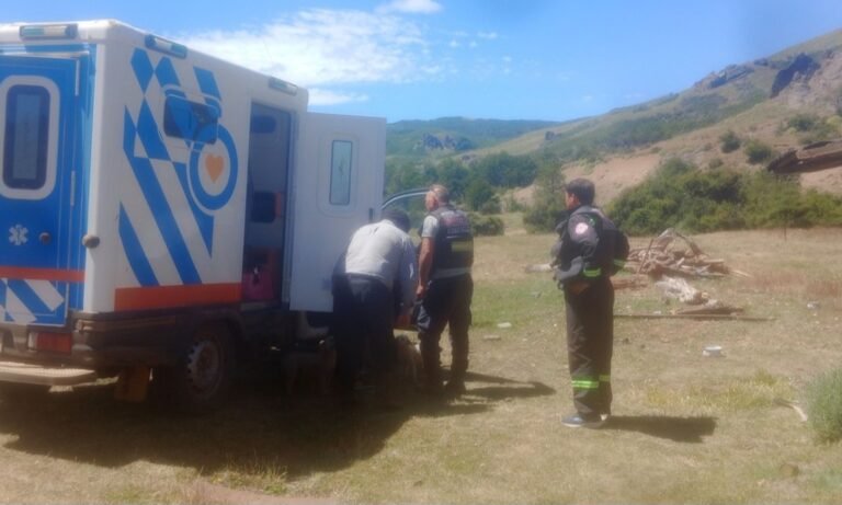 Una mujer andaba en caballo por la montaña, se cayó y la encontraron en estado crítico 