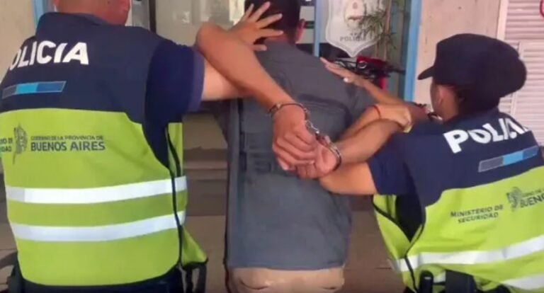 Vendía ensalada de frutas en la playa y tenía pedido de captura por abuso