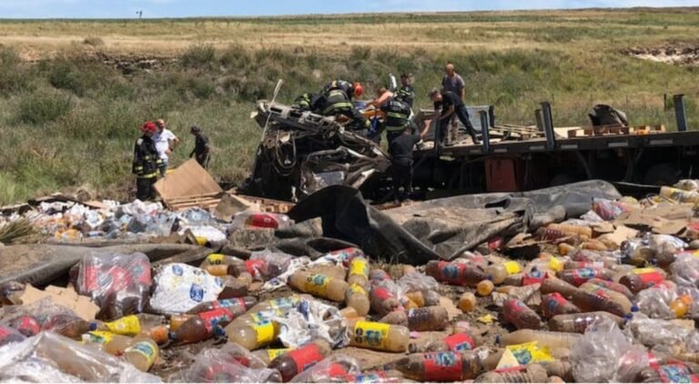 Tres personas murieron en un terrible choque entre un auto y un camión y los vecinos saquearon la mercadería