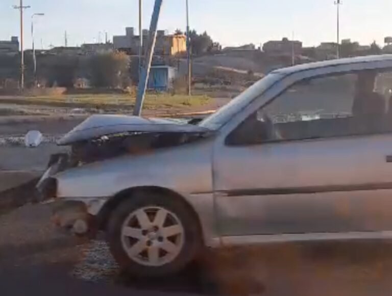 Un joven perdió el control del auto y chocó contra un poste de luz