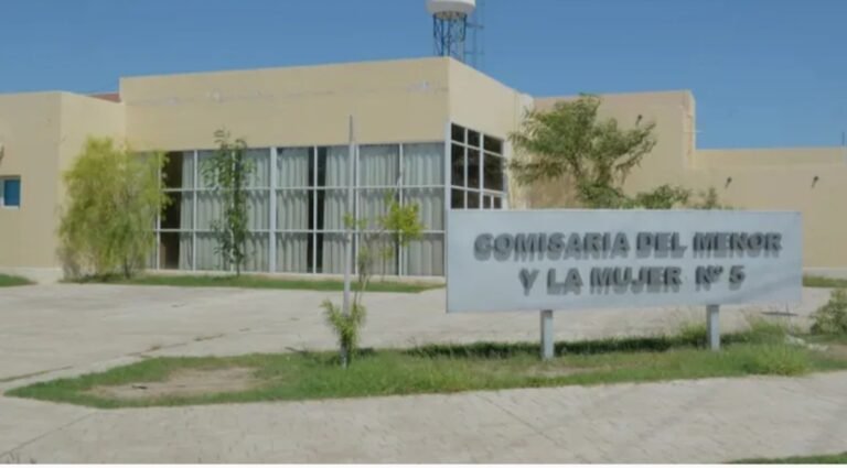 Una nena de 13 años le pidió ayuda a la Policía luego de que un familiar le ofreciera $3000 para besarla