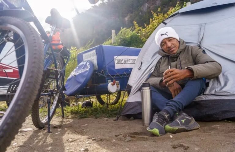Su hijo murió y viaja en bicicleta hasta Malvinas para cumplirle una promesa