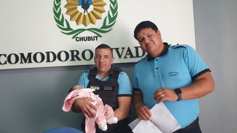 Policías salvaron con maniobra de Heimlich a una bebé de 3 semanas: “Vamos a estar eternamente agradecidos”