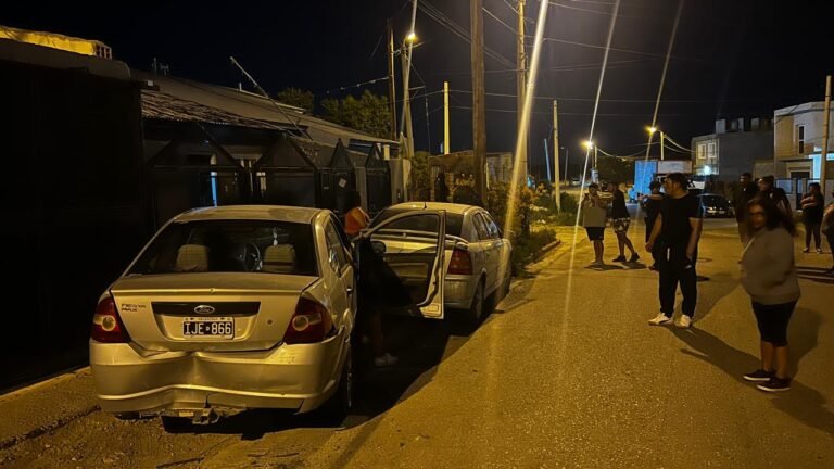 Un joven manejaba borracho, sin carnet y terminó chocando varios autos estacionados