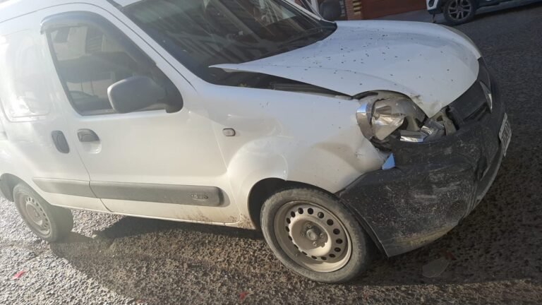 Manejaba sin seguro, chocó y la multaron