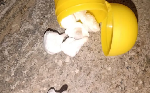 Una mujer encontró cocaína tirada en una plaza y se lo entregó a la policía 