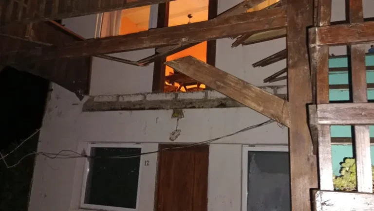 Se derrumbó el balcón de un hotel y dejó a tres jóvenes heridas