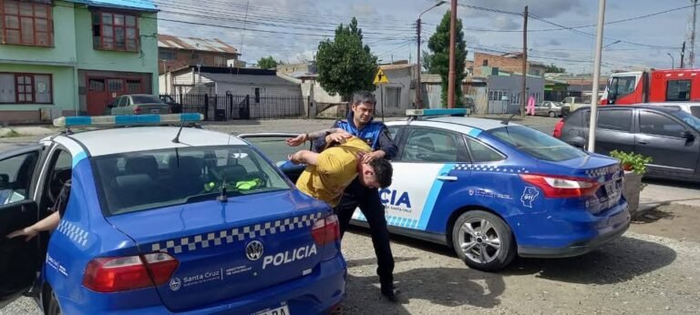 Robó en un comercio, dejó la billetera y lo detuvieron