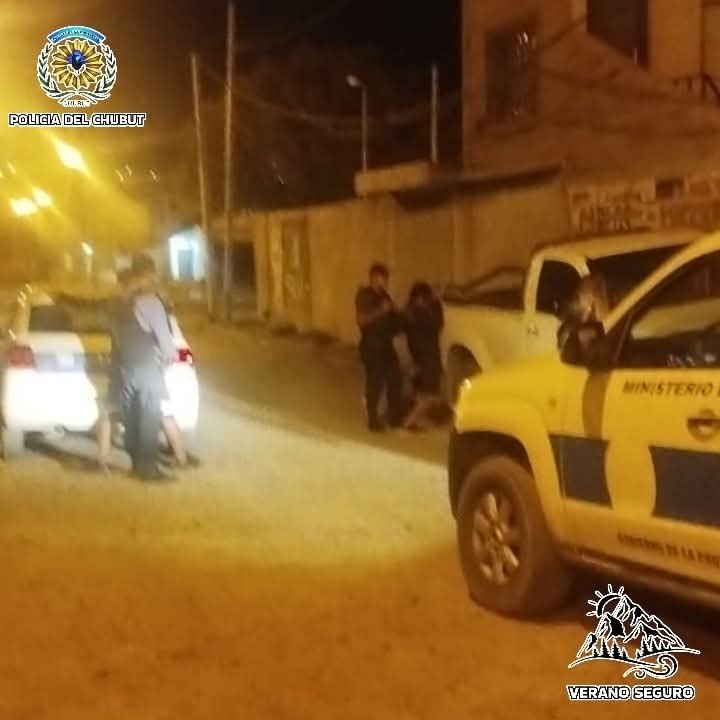 Intentaron sustraer la rueda de una camioneta y fueron detenidos