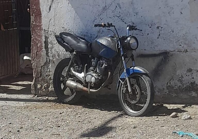 Allanamiento en Caleta Olivia: secuestran moto robada y drogas