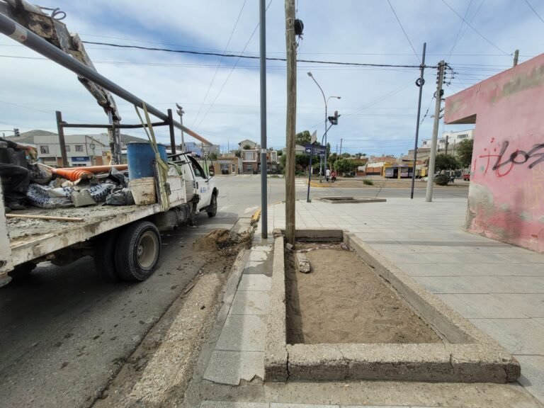 Vecinos del barrio Roca se quejan por la instalación de postes de una empresa de telecomunicaciones