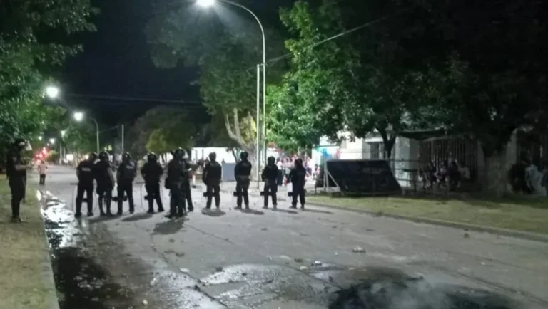 Una niña de 13 años dio a luz y se armó una pueblada contra la madre y el padrastro