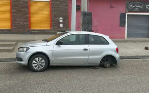 Dejó el auto estacionado en la puerta de su casa y le robaron dos ruedas