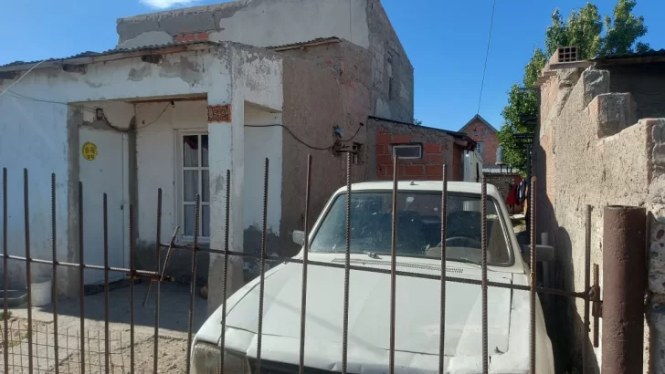 Mantuvo secuestrada a su pareja con su hijo durante dos años y lo entregaron sus propios padres