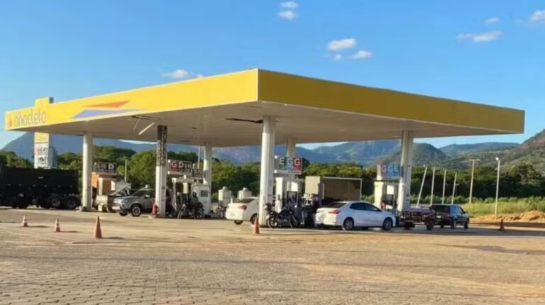 Se olvidó a sus hijas de 6 y 10 años en una estación de servicio y se dio cuenta después de 40 km