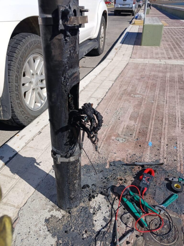 Vandalismo en la Costanera: quemaron un poste, un cesto y cables