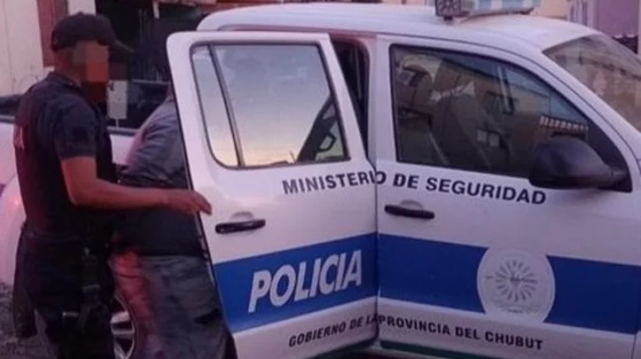 Lo buscaba la policía, pasó frente a una comisaría y terminó detenido