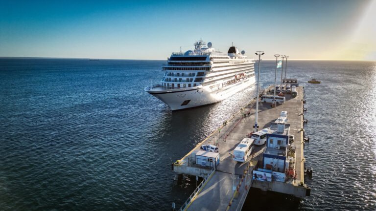 Temporada de cruceros: El Viking Jupiter adelantó su arribo y recaló en Puerto Madryn