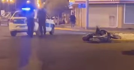 Manejaba sin licencia y chocó contra un patrullero