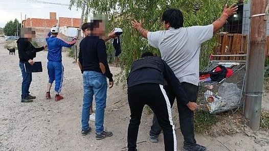 Entraron a robar a una casa, golpearon a la propietaria y ataron a los hijos