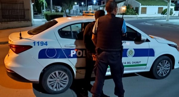 Dos hermanos entraron a robar a una casa pero el dueño los detuvo