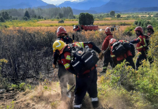 Lograron circunscribir el incendio en la zona de Los Cipreses
