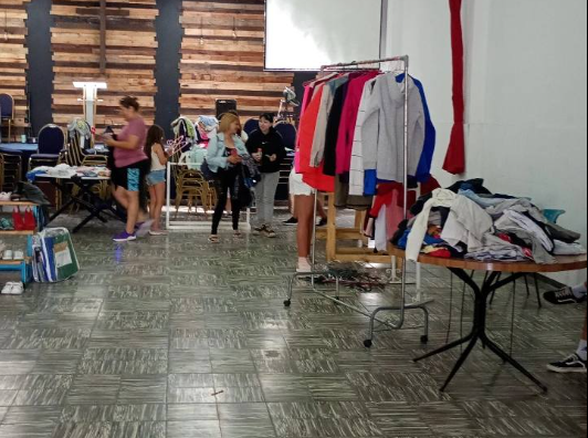 Realizarán un Perchero Solidario en el barrio José Fuchs: “Lleva lo que necesites”