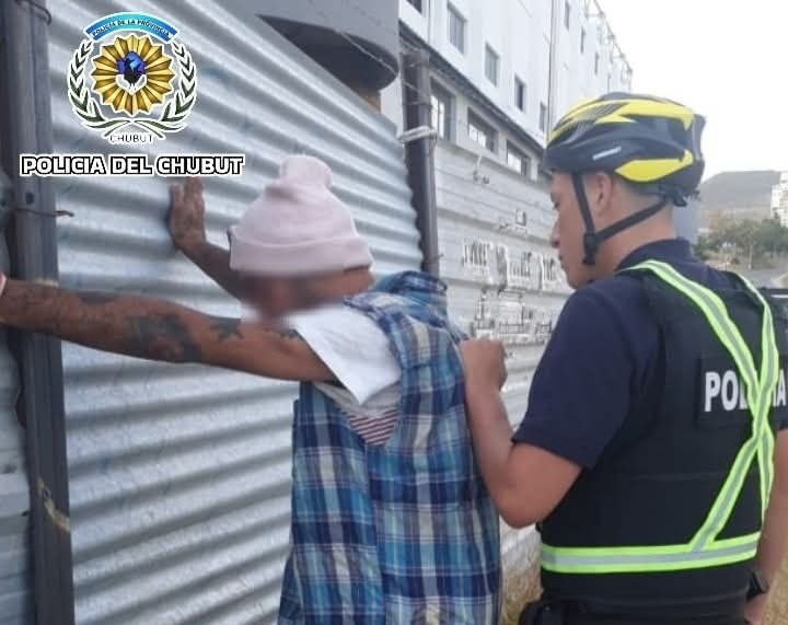 Estaba prófugo y lo atraparon caminando por la Avenida Ducos