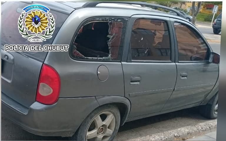 Destrozaba el cristal de vehículos y quedó detenido