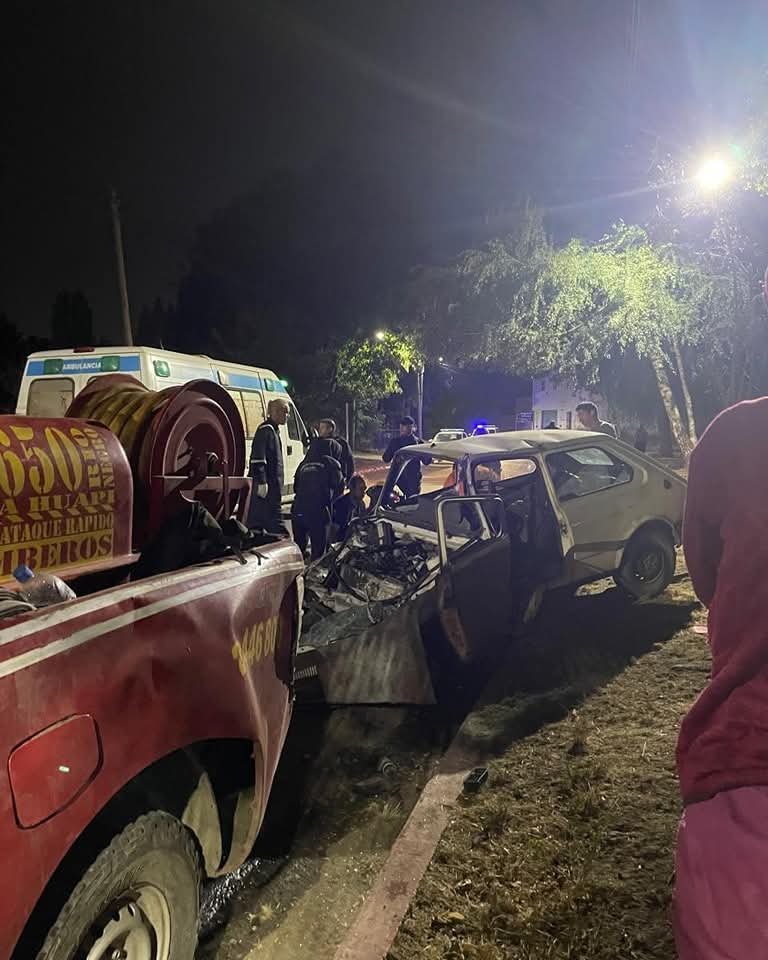 Chocaron dos camionetas de Bomberos de El Bolsón en medio de su lucha contra el fuego