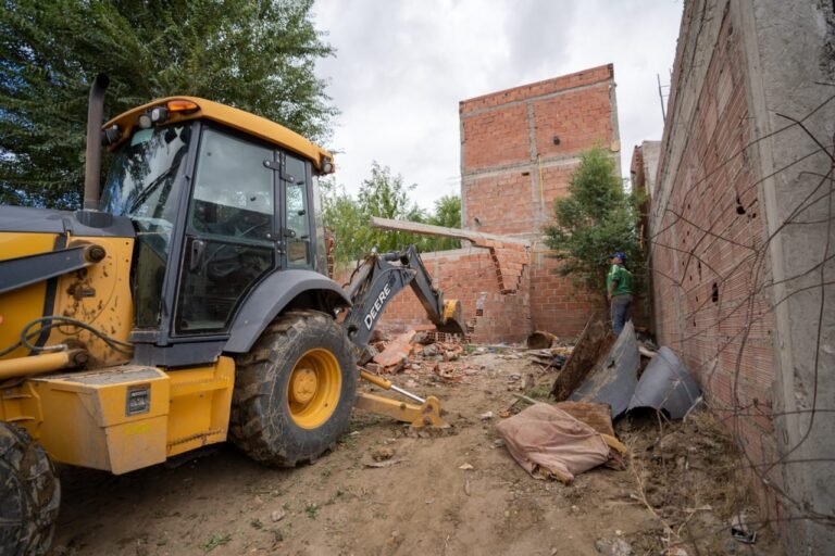 Demolieron una construcción ilegal en un lote del barrio Abásolo