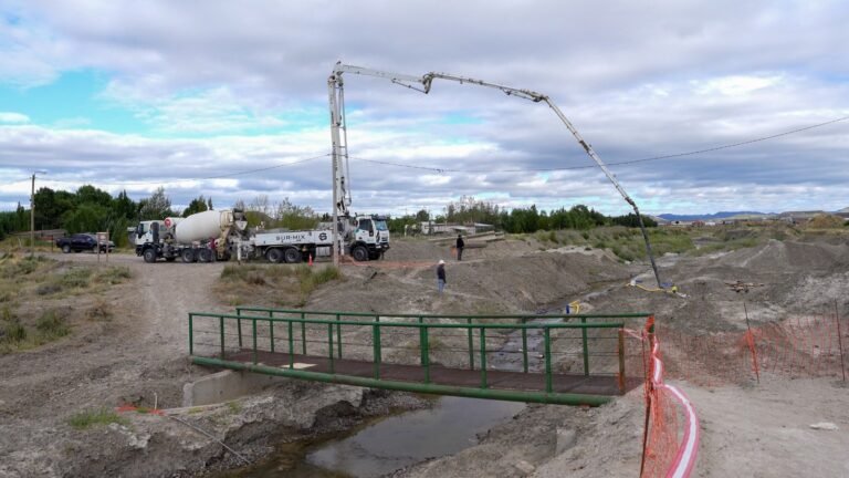 Avanza la obra del puente peatonal del barrio La Cantera de Km 8