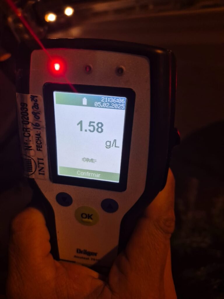 Manejaba borracho y chocó contra un tractor