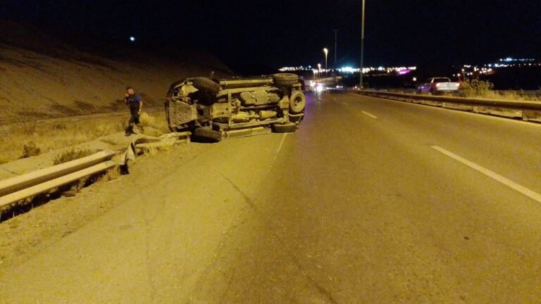 Perdió el control del auto, volcó y debió ser trasladado al hospital