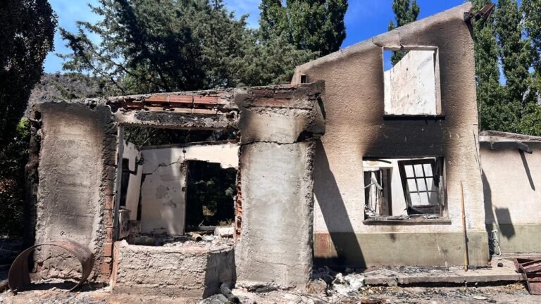 Avanzan con el plan de reconstrucción de viviendas afectadas por el incendio en Epuyén 